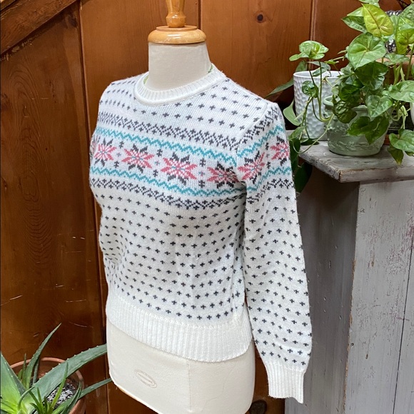 Vintage Snowflake ❄️ Pattern Sweater - Picture 2 of 5